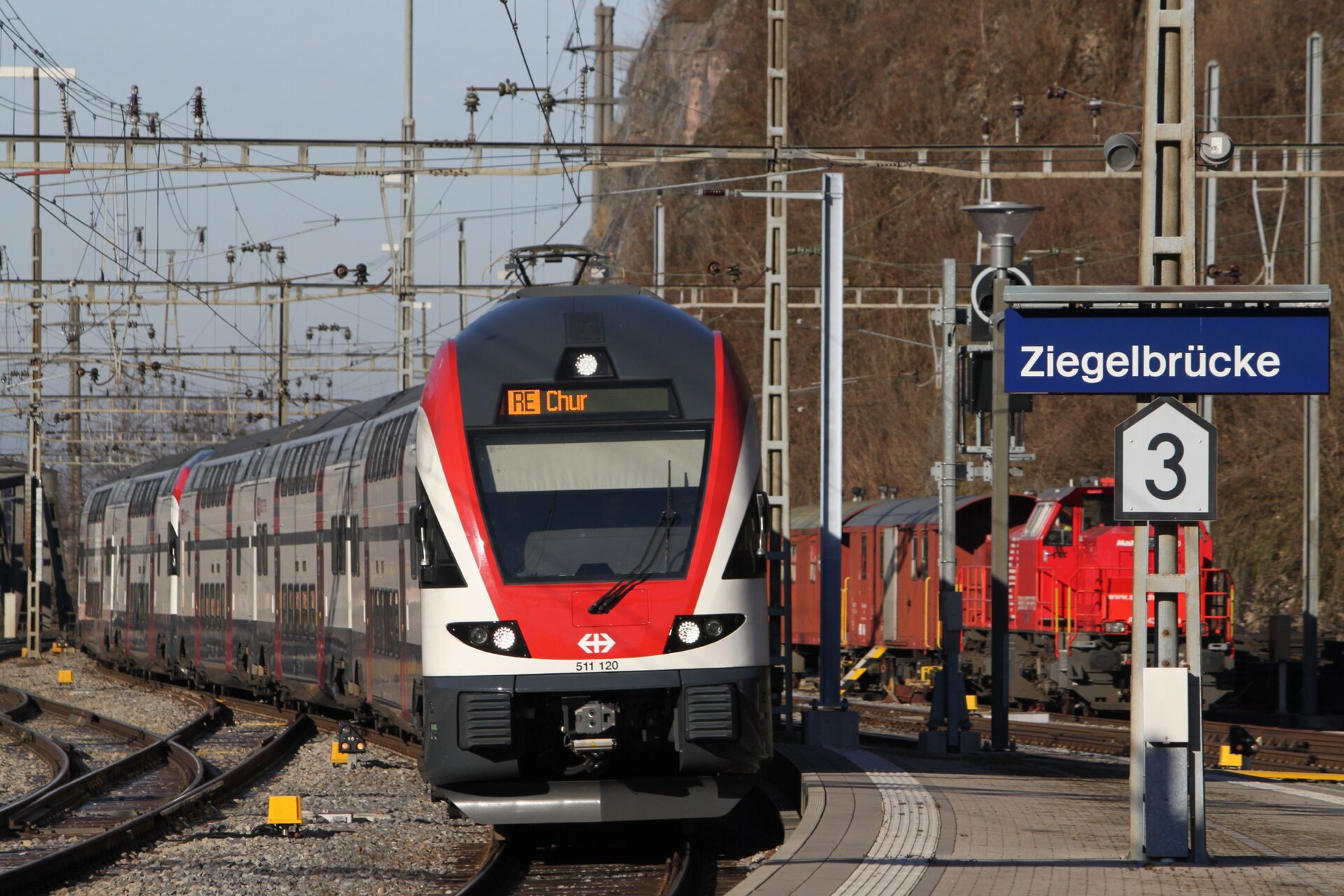 RegioExpress nach Chur am Bahnhof Ziegelbrücke, Stationsschild sichtbar