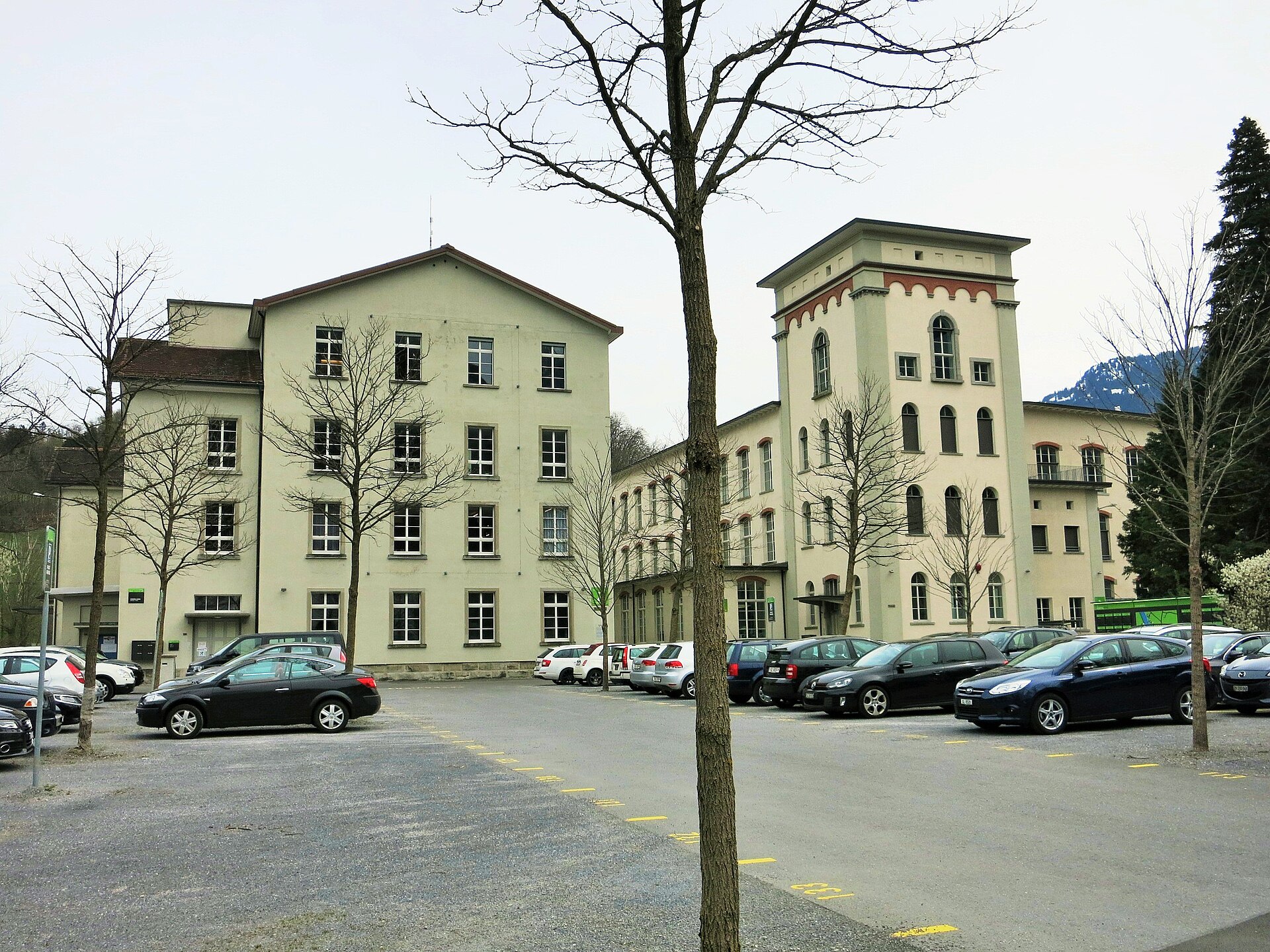 Industriesiedlung Jenny in Ziegelbrücke GL, Fabrikgebäude mit charakteristischem Turm