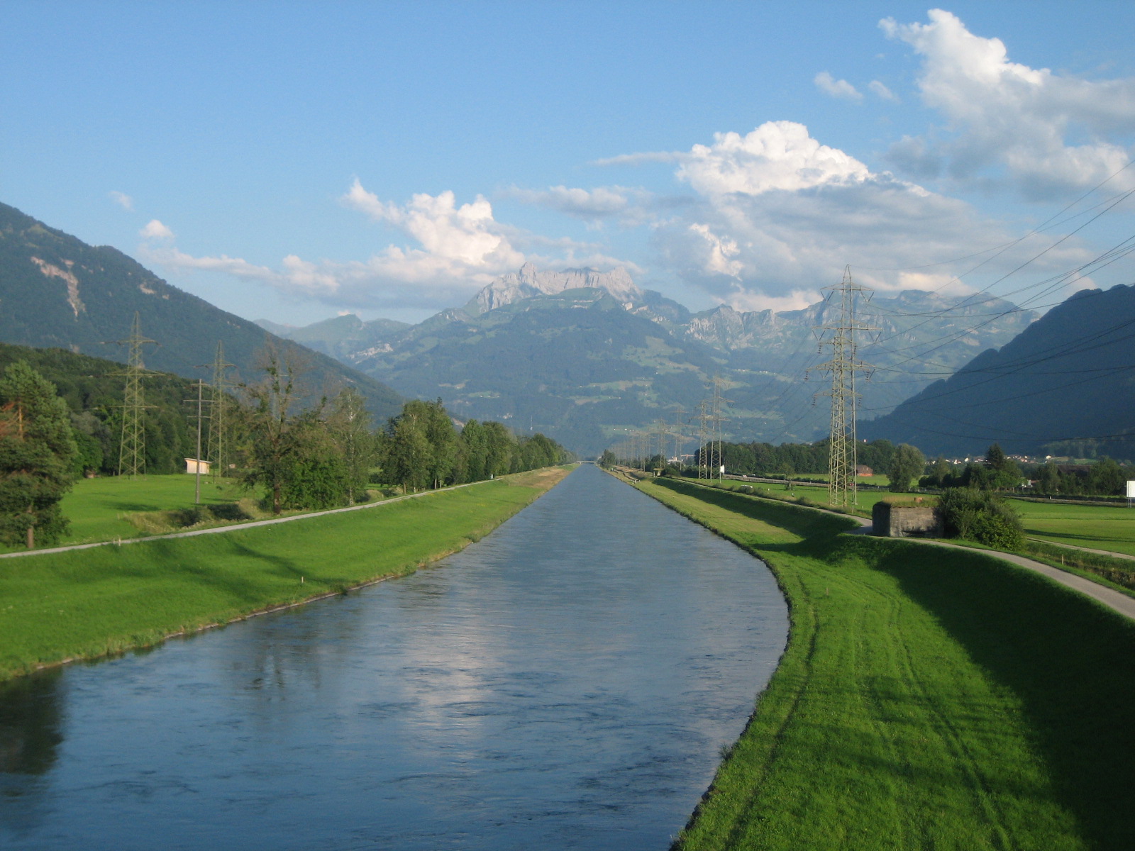 Der schnurgerade Linthkanal mit Dammwegen, Blick Richtung Alpen